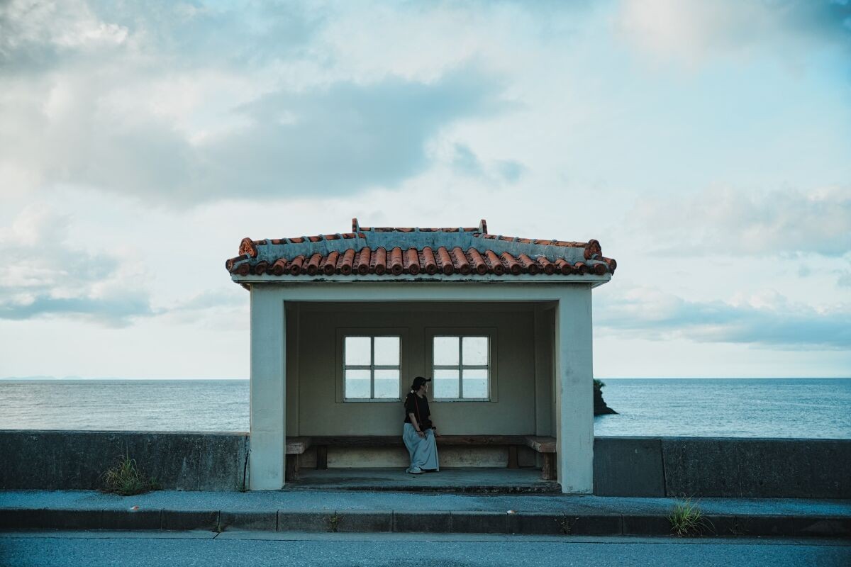 沖縄のエメラルドグリーンの海・浅瀬の美しいグラデーション