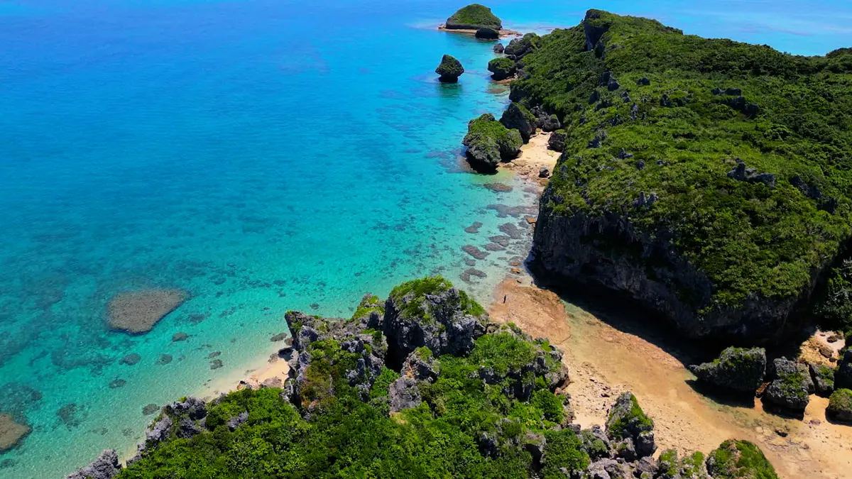 浜比嘉島のエメラルドグリーンの海を空撮・ドローン空撮による沖縄の絶景