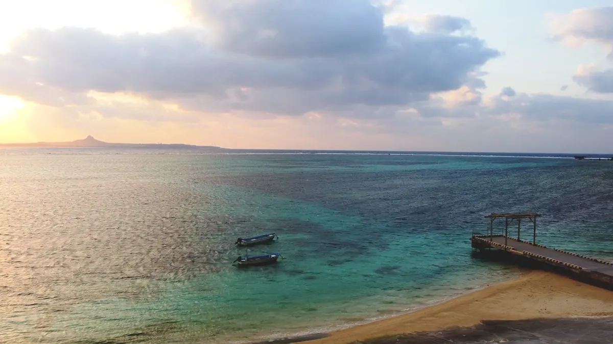 備瀬の透き通る浅瀬と白い砂浜・α7 IVで撮影した沖縄北部の美しいビーチ