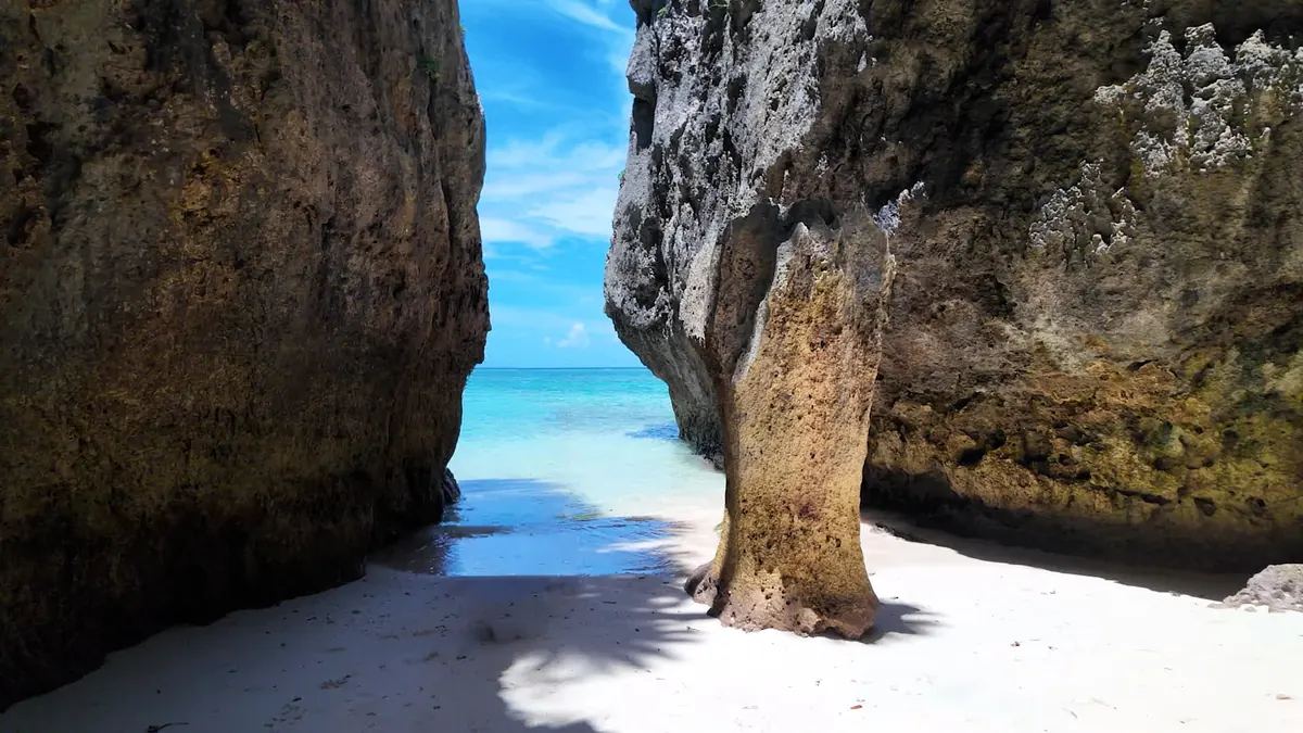 洞窟から覗く沖縄の碧い海とビーチ・隠れた撮影スポット