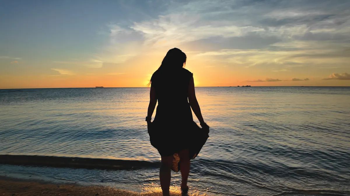 夕暮れのビーチで手を繋ぐカップルのシルエット・α7S IIIによるサンセット撮影