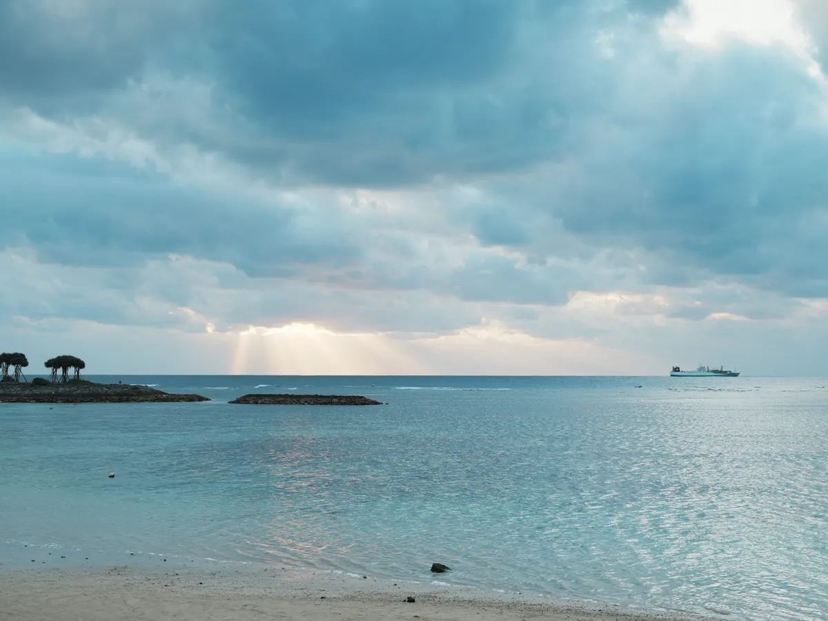 曇り空の下の沖縄の海・雨の日も美しい沖縄の風景