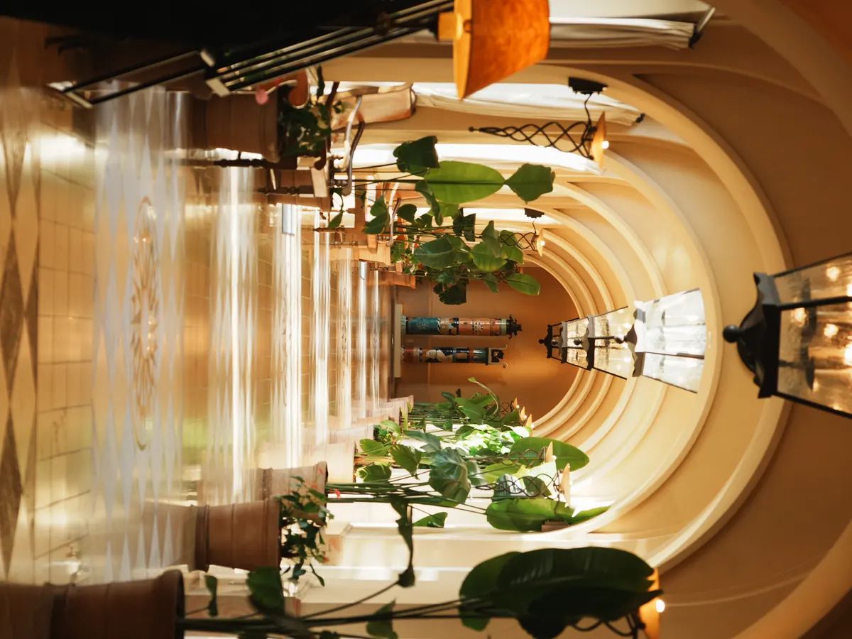 沖縄のリゾートホテルの廊下から見える碧い海・ホテル滞在記より